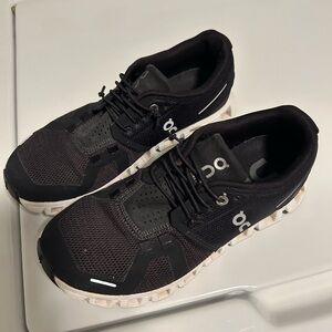 On Cloud Women’s Size 6 black shoes Cloud 5 used